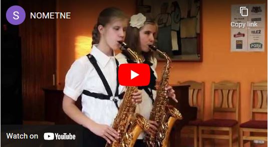 Video - Divas Meitenes spēlē saksofonu