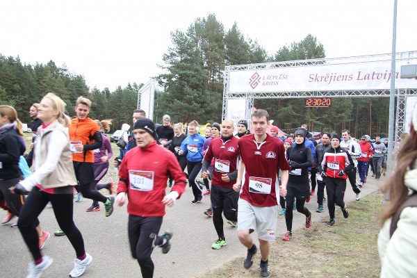 Daudz cilvēku skrien arī mūsējie - Skolotāji Valdis un Kaspars, Mārcis.