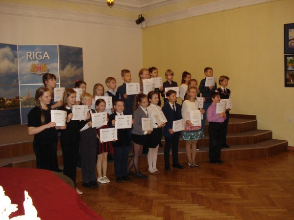Visi dalībnieki rāda diplomus.