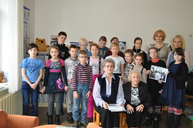 Muzeja vadītājas, mūsu skolas skolēni un skolotājas Laimdota Žirba un Sarmīte Beinaroviča.