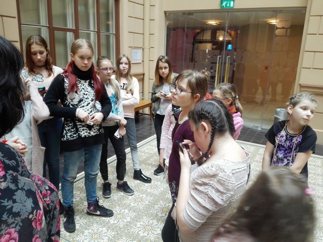 Skolēni pulcējas pie ieejas muzejā.