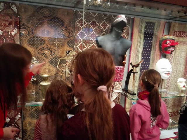Bērni apskata eksponātus.
