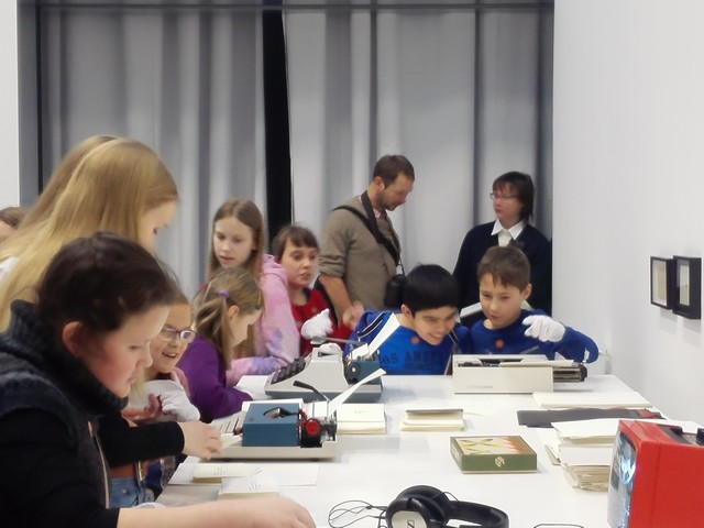 Bērni izmēģina nu jau novecojušo tehniku - rakstāmmašīnas.