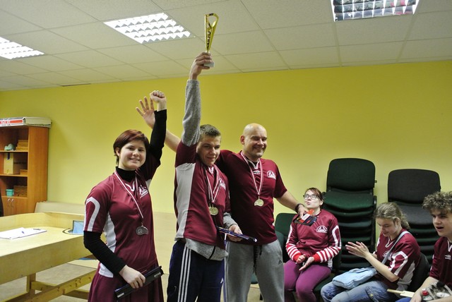Deniss, Sofija un skolotājs Kaspars ar uzvarētāju kausu
