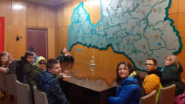 Skolēni pie galda un lielas Latvijas kartes