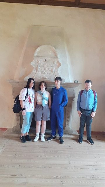 Četri skolēni pie muzeja kamīna.