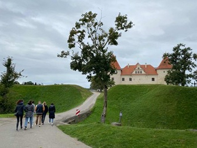 Skolēnu grupa dodas uz pili.