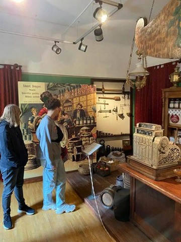 Skolēni apskata muzeju.