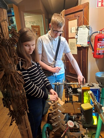 Zēns un meitene apskata eksponātus.