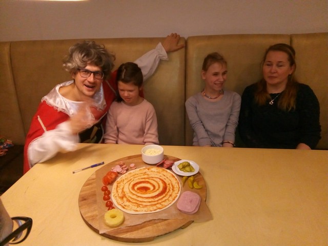 Animantors, Skolotāja Zane un divas meitenes pie galda ar picu.