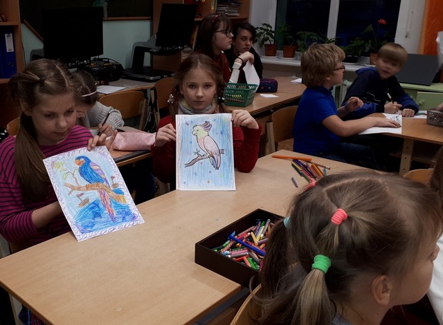 Skolēni rāda savus zīmējumus.