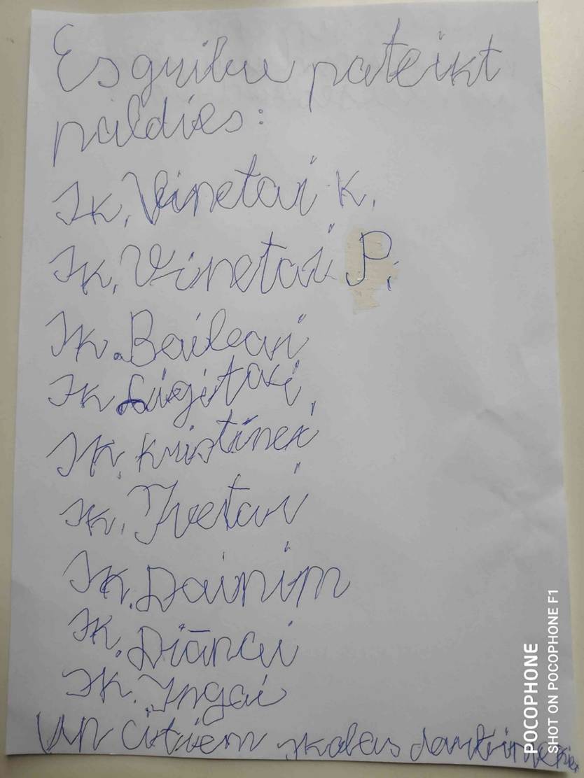 Lapiņa ar uzrakstu: Es gribu pateikt paldies un skolotāju saraksts.