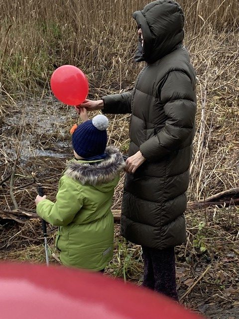 Skolotāja Laimdota ar vienu skolēnu pie ezera laiž balonus.