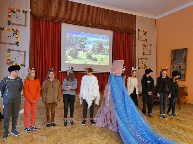 Izrādes dalībnieki skolas aktu zālē notājušies pēc izrādes "Daugava Daugaviņa"