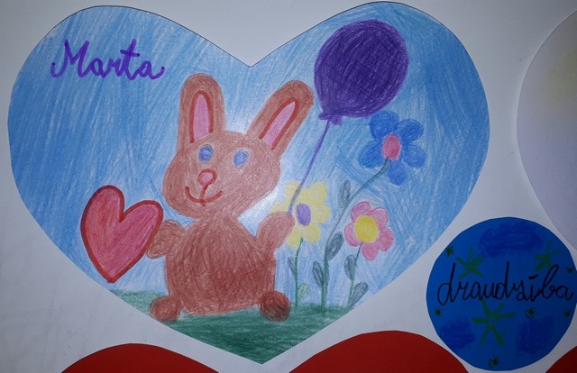 Sirds ar zīmējumu uz kura zaķis ar balonu un uzrakstu Marta 