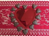No šokolādēm izveidota sirds.