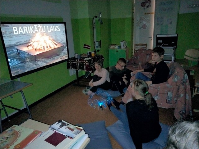 Skolēni skatās filmu par Barikāžu laiku.