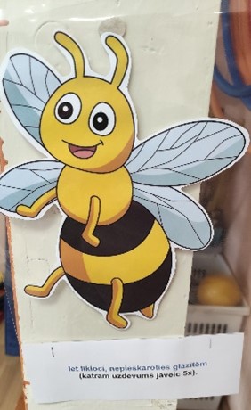 Bites zīmējums, kas izgriezts no papīra.