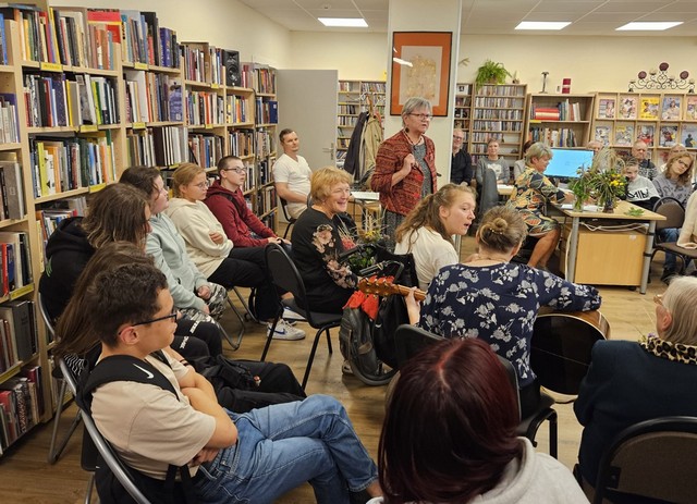 Skolēni neredzīgo bibliotēkā klausās dzejas lasījumus.