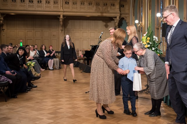 Deividu apsveic un iedot maisiņu ar dāvanām.