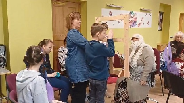 Skolotāja Ineses ar skolēnu liek vecmāmiņai priekšā loga rāmi.