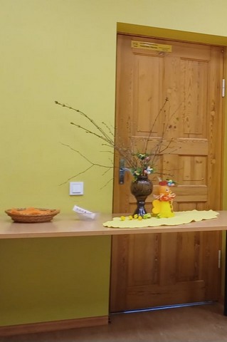 Galds ar pūpoliem.