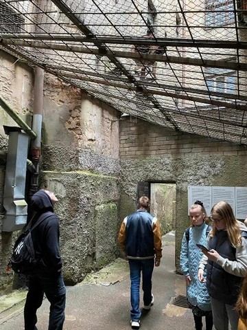 Skolēni Stūra mājas pastaigu laukumā.