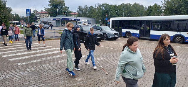 Skolēni un skolotājas ierodas sabiedriskā transporta galapunktā Jugla 3