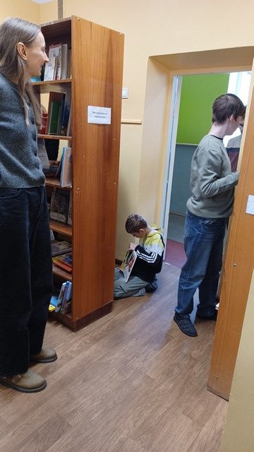 Bibliotekāre Krista sagaida skolēnus bibliotēkā.