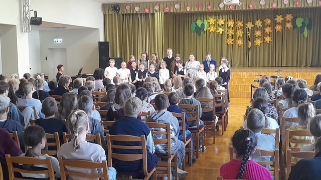 Abu skolu skolēni vienojas kopējā dziesmā.
