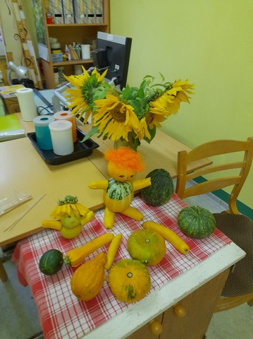 Galds ar rudens veltēm un saulespuķēm.
