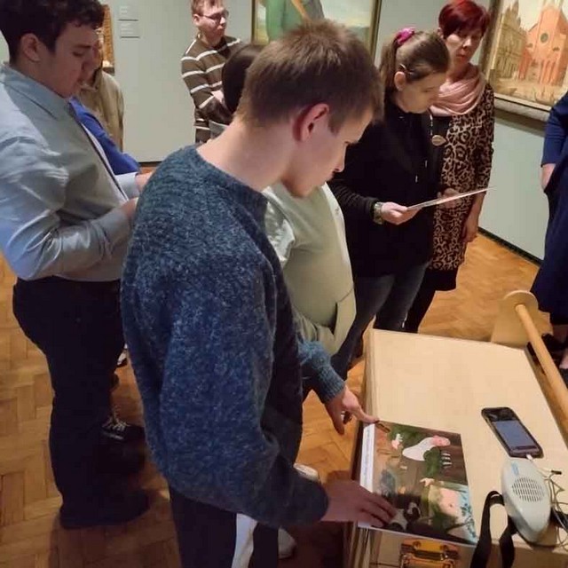 Skolēni iepazīstas ar muzeja gleznām.