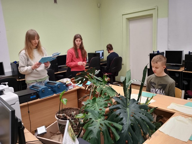 Studentes datorklasē ar skolēniem.