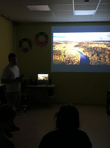 Ar projektoru uz ekrāna tiek rādīta filma.