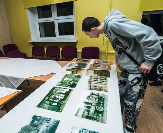 Dmitrijs apskata uz galda saliktās veco laiku fotogrāfijas.