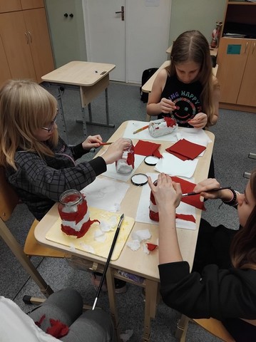 Skolēni krāso un izmanto sarkanas salvetes.