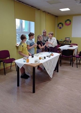 Skolēni ar skolotājām Airitu un Terēzi apskata traukus.