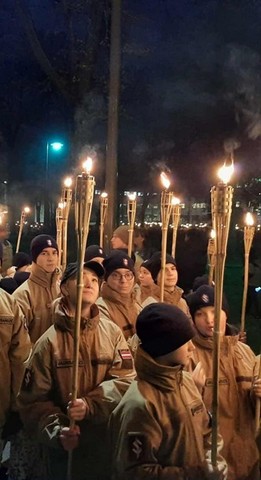 Jaunsargu Lāpu gājiens, starp tiem Aleksandrs.
