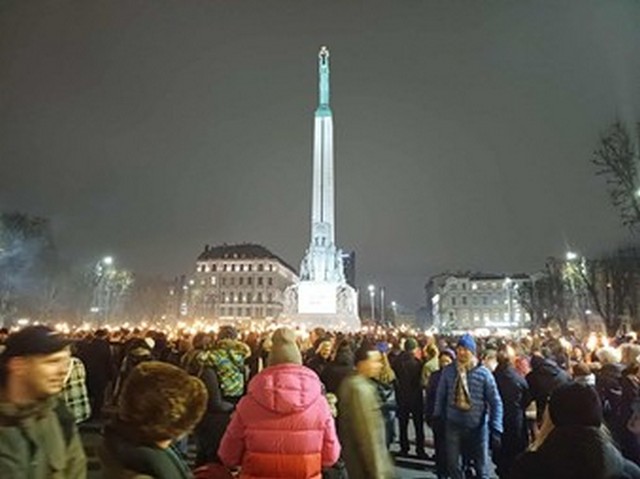 Pie Brīvības pieminekļa liels ļaužu pūlis.