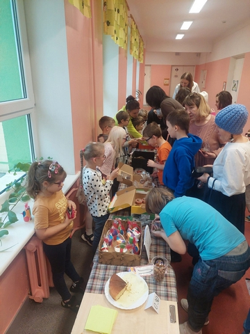 Skolas koridors kuru notiek tirdziņš.