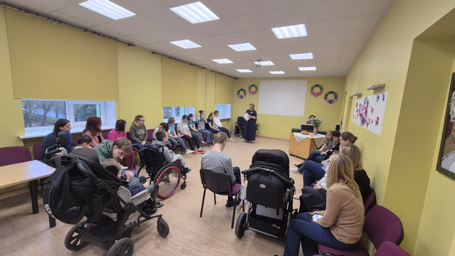 Skolas Konferenču zālē pulcējušies visi pasākuma dalībnieki.