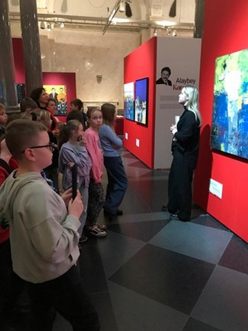 Skolēni biržā, kurā gide stāsta.