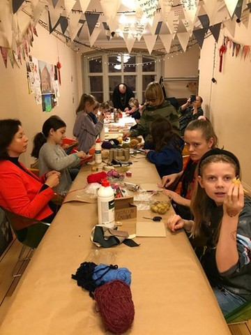 Skolēni radošajās darbnīcās.