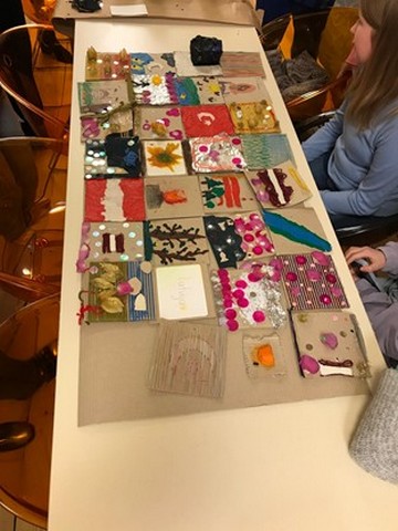 Skolēnu darbi nolikti priekšplānā.