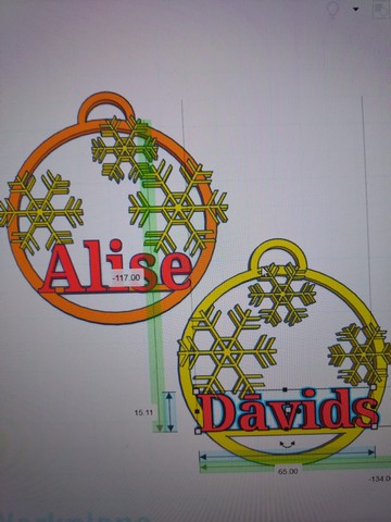 Divi apļu zīmējumi ar sniegpārsliņām un uzrakstiem Alise un Dāvids.