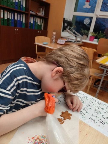 Zēns veido piparkūku.