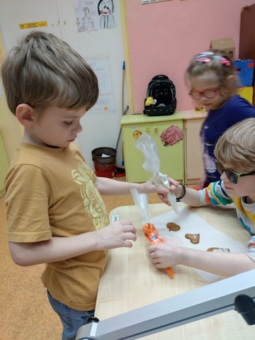 Bērni strādā ar piparkūkām.