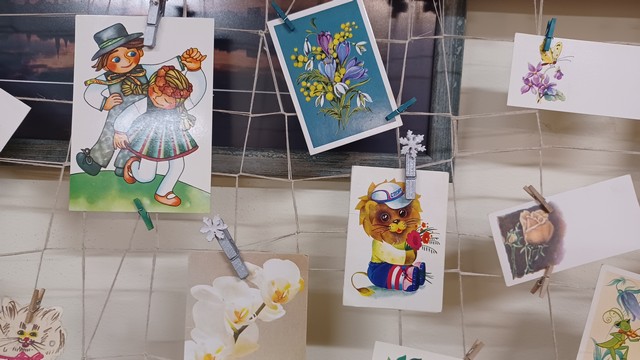 Sešas kartītes pie piestiprinātas pie plata tīkla