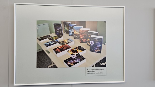 Uz gala saliktas grāmatas izstādei.