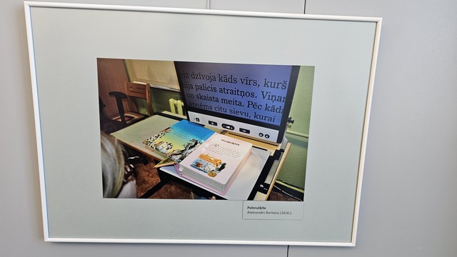 Lasāmais aparāts kas parāda grāmatu palielinājumā.